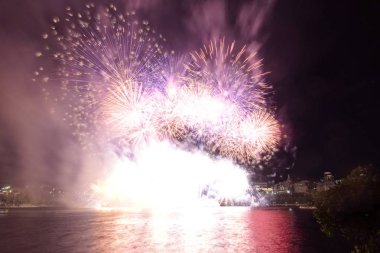 Siyah gökyüzüne karşı renkli havai fişekler