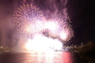 Siyah gökyüzüne karşı renkli havai fişekler