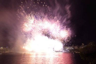Siyah gökyüzüne karşı renkli havai fişekler