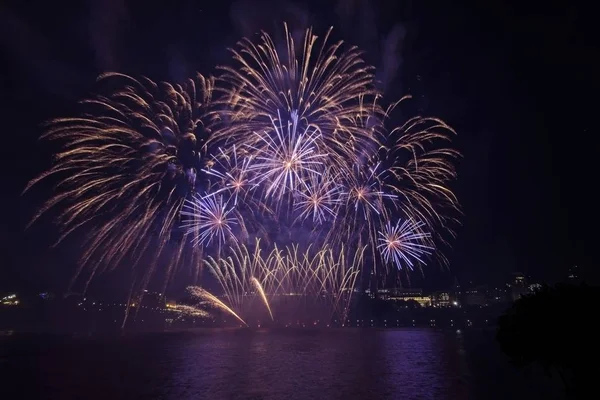 Siyah gökyüzüne karşı renkli havai fişekler