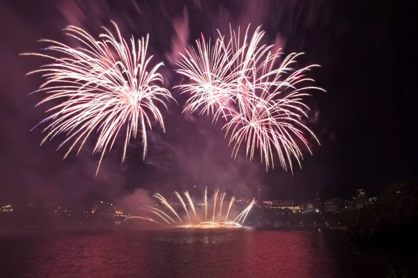 Siyah gökyüzüne karşı renkli havai fişekler