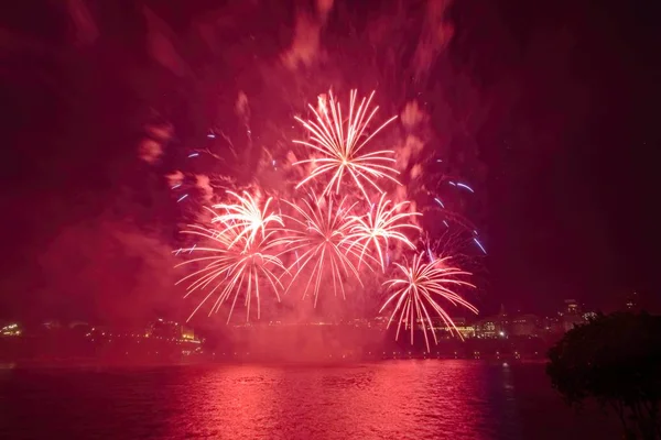 Siyah gökyüzüne karşı renkli havai fişekler