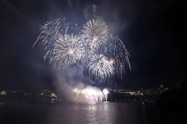 Siyah gökyüzüne karşı renkli havai fişekler
