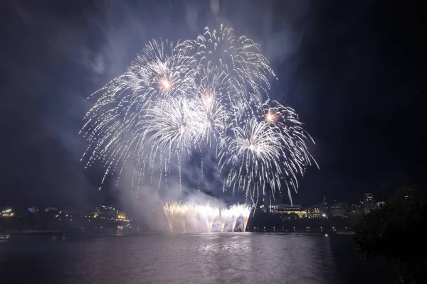 Siyah gökyüzüne karşı renkli havai fişekler