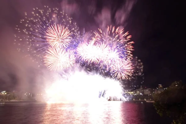 Siyah gökyüzüne karşı renkli havai fişekler