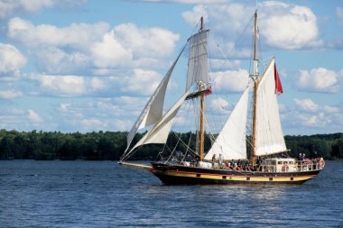 Nehirde uzun tekneler