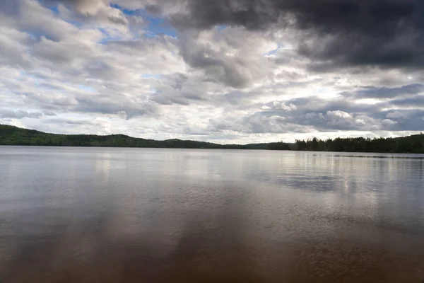 曇りの日の湖 — ストック写真