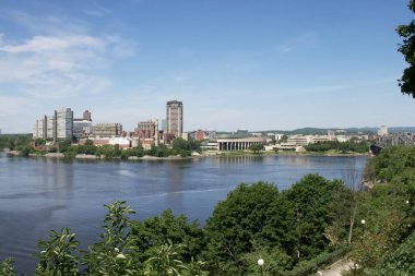 Güneşli bir günde şehir manzarası
