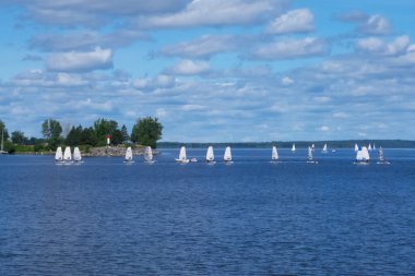 İnsanlar parkın ve nehrin tadını çıkarıyor.