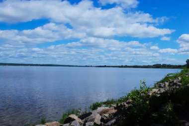 İnsanlar parkın ve nehrin tadını çıkarıyor.
