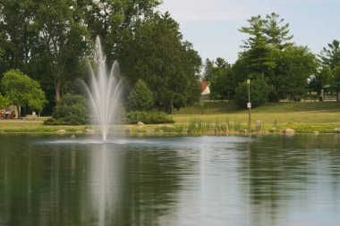 Küçük bir gölde su fışkırıyor.