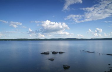 Güneşli bir yaz gününde güzel, berrak bir göl.
