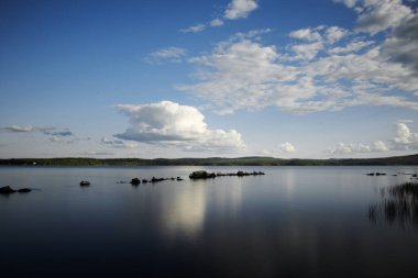 Güneşli bir yaz gününde güzel, berrak bir göl.