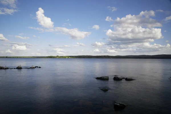 Μια Όμορφη Καθαρή Λίμνη Μια Ηλιόλουστη Μέρα Του Καλοκαιριού — Φωτογραφία Αρχείου