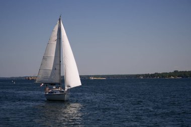 Nehirde bir yelkenli.