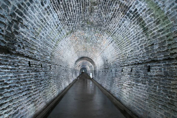 Túnel Ladrillo Iluminado —  Fotos de Stock