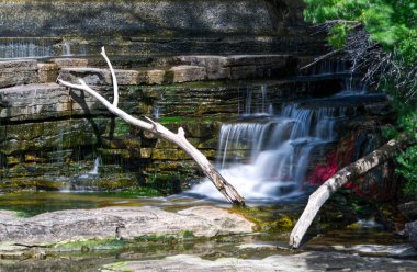 Bir yaz gününde şelaleler