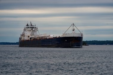 Yaz günlerinde nehirdeki tekneler