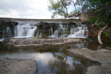 Güneşli bir günde hızla akan şelaleler
