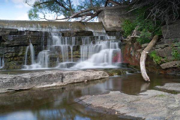 Güneşli bir günde hızla akan şelaleler