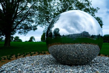 Büyük bir yansıtıcı gümüş top.