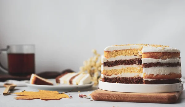 Açık arkaplanda ricotta kremalı çizgili ev yapımı pasta. 