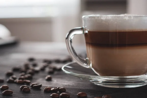 Kopp Kaffe Med Mjölk Ett Mörkt Träbord Varm Latte Eller — Stockfoto