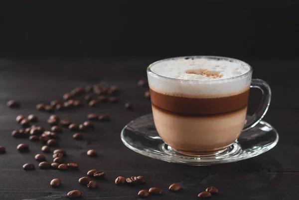 Šálek Kávy Mlékem Tmavém Dřevěném Stole Horké Latté Nebo Kapučíno — Stock fotografie