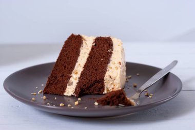 Beyaz bir masanın üzerinde ev yapımı çikolatalı kek dilimi.