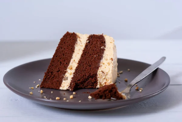 Beyaz bir masanın üzerinde ev yapımı çikolatalı kek dilimi.