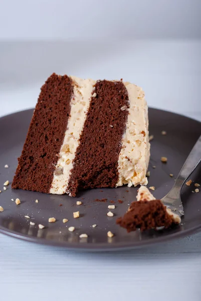 Beyaz bir masanın üzerinde ev yapımı çikolatalı kek dilimi.