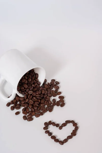 Kaffebönor Spill Koppen Vit Bakgrund — Stockfoto