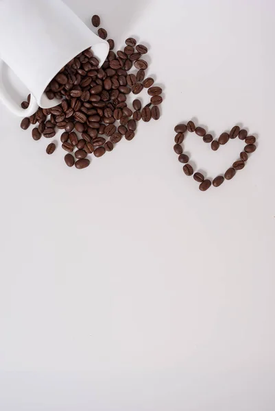 Kaffebönor Spill Koppen Vit Bakgrund — Stockfoto