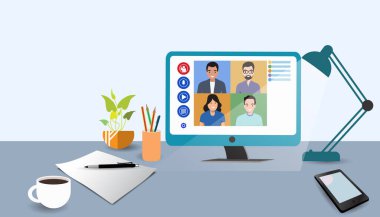 Video çevrimiçi konferans. İnsan grubunun video toplantısı ve röportajı. Çevrimiçi iletişim. Serbest çalışıyorum, e-öğreniyorum ya da evde bilgisayar okuyorum. Ev masasındaki resimlerin kompozisyonu.