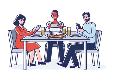İnsanlar akıllı telefonlarıyla yemeklerin fotoğrafını çekiyor. Sosyal medya için pizza fotoğrafları yapan arkadaşlar