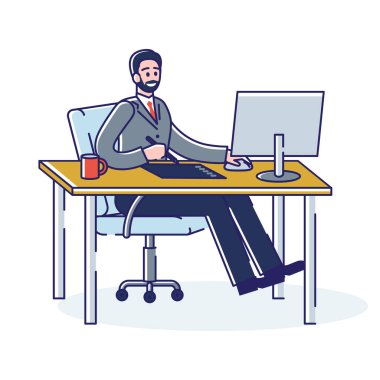 Ofis masasındaki grafik tablete resim çizen grafik tasarımcı ya da sanatçı