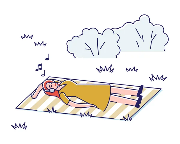 Молодая девушка слушает музыку, лежащую на одеяле в парке. Женщина любит музыку с закрытыми глазами на открытом воздухе — стоковый вектор