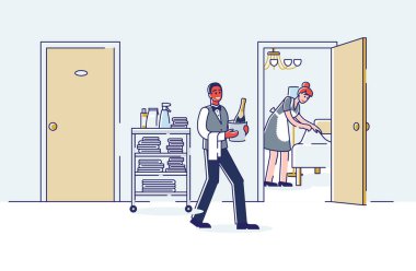 Otelin oda servisi çalışanları. Temizlik odası ve tezgahtar ziyaretçiye şarap şişesi getiriyor.