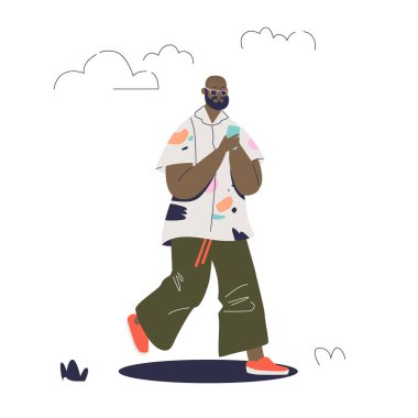 Adam yürürken akıllı telefon uygulaması ile mesajlaşıyor. Afrikalı Amerikalı hippi internette sohbet ediyor.