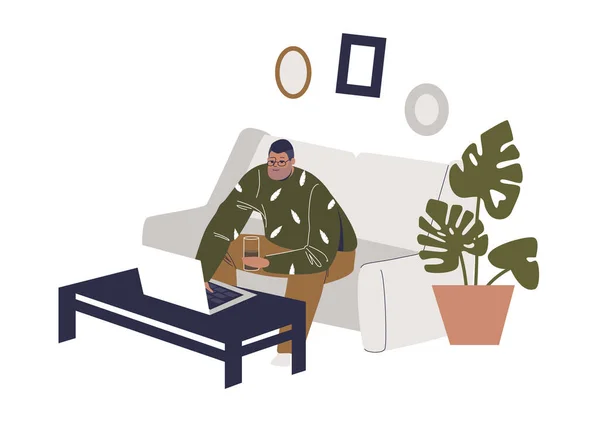ノートパソコンを持った男が家でソファに座っている。遠くの教育やフリーランスの仕事の概念 — ストックベクタ
