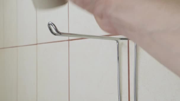 Rouleau de papier toilette dans la salle de bain. — Video