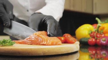 Tahta bir kütükte taze çiğ somon filetosu.