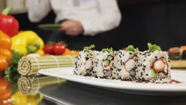 Sushi menü. Roll lazaccal, avokádóval, uborkával, rákhússal — Stock videók