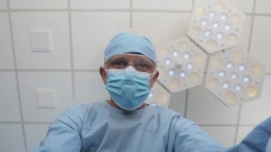 Hastane morgu, siyah plastik torbada bir ceset.