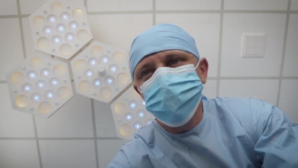 Enfermaria do Hospital, Médico Cirurgião com Coração de Pacientes — Vídeo de Stock