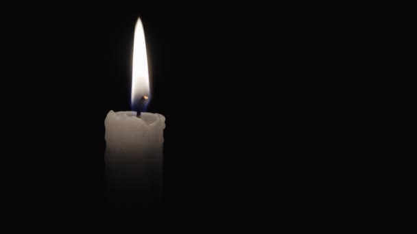 Bílá svíčka na černém pozadí — Stock video