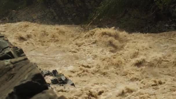 Naturkatastrophen und Extremwetter. Wütender Fluss mit schmutzigem Wasser — Stockvideo