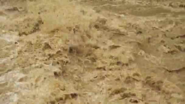 Dühöngő folyó piszkos vízzel. Természetes katasztrófák és szélsőséges időjárás. — Stock videók