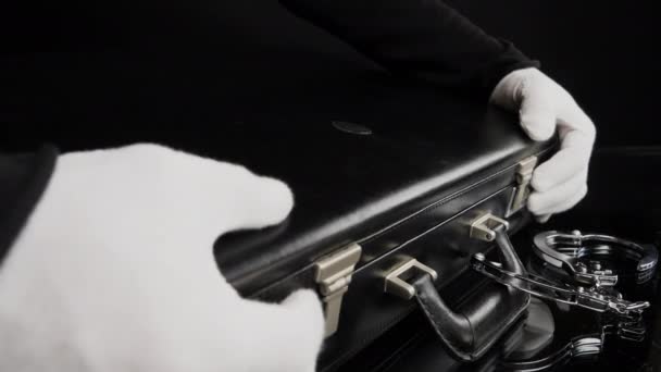 Handbojad resväska med rena guldtackor. — Stockvideo