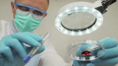 Laboratuvarda yeni bir aşı araştırması yapan bir tıp çalışanı..